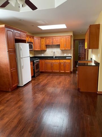 7927 Lotus Avenue, Burbank, IL 60459