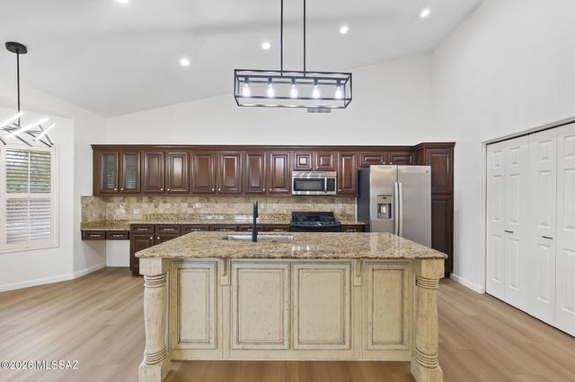 10632 E Barclay Park Loop, Tucson, AZ 85748