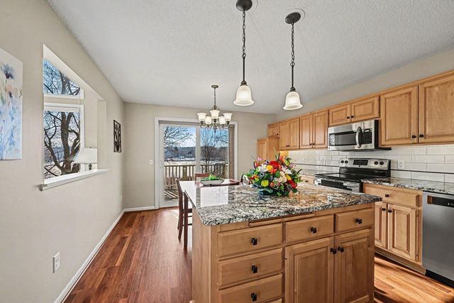 1467 Summit Shores E, Burnsville, MN 55306