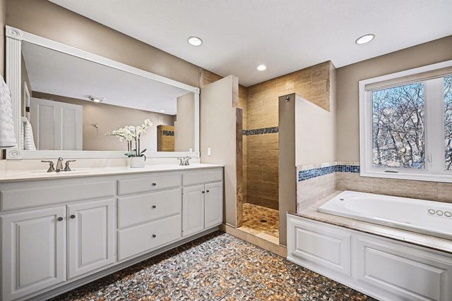 1467 Summit Shores E, Burnsville, MN 55306