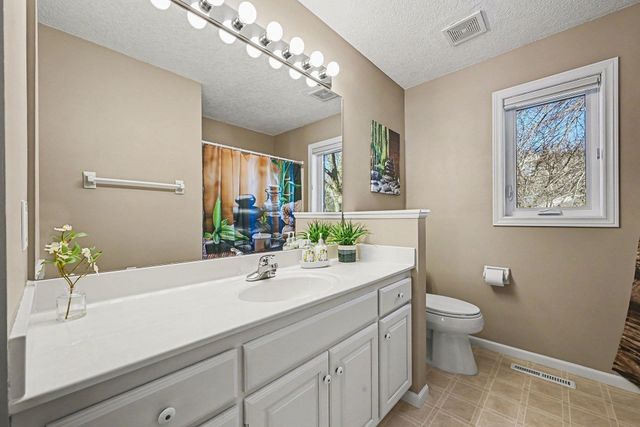 1467 Summit Shores E, Burnsville, MN 55306