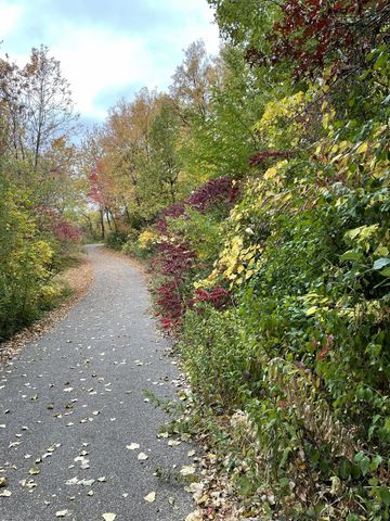 1467 Summit Shores E, Burnsville, MN 55306