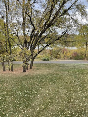 1467 Summit Shores E, Burnsville, MN 55306