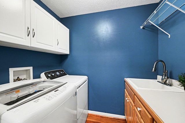 1467 Summit Shores E, Burnsville, MN 55306