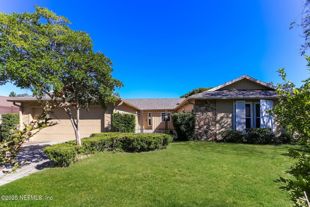 443 HOLIDAY HILL Circle W, Jacksonville, FL 32216