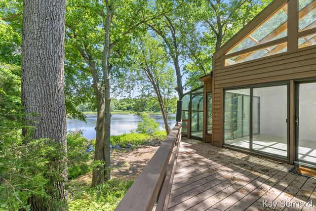 1860 Beard Drive SE, Grand Rapids, MI 49546
