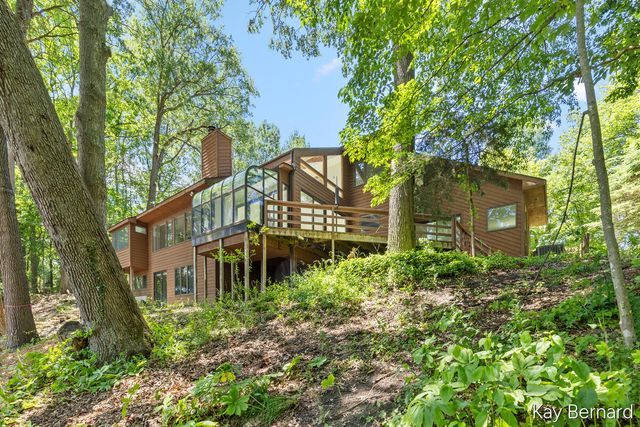 1860 Beard Drive SE, Grand Rapids, MI 49546
