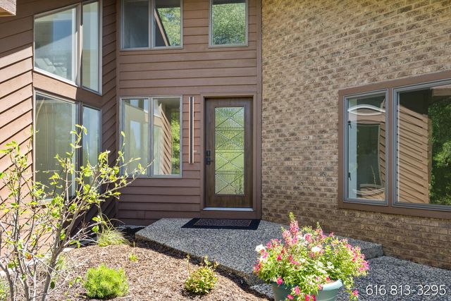 1860 Beard Drive SE, Grand Rapids, MI 49546