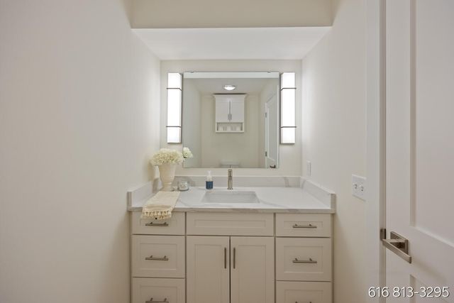 1860 Beard Drive SE, Grand Rapids, MI 49546