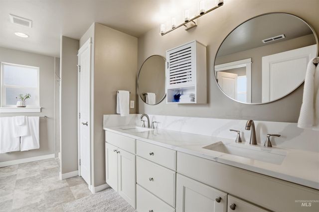 2203 S Tucson Ave, Nampa, ID 83686