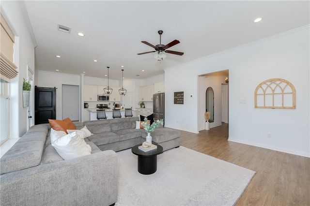 6344 Spartan Drive, College Station, TX 77845