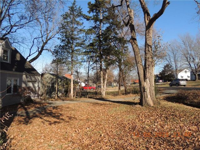 3228 S Cedar Avenue, Independence, MO 64052