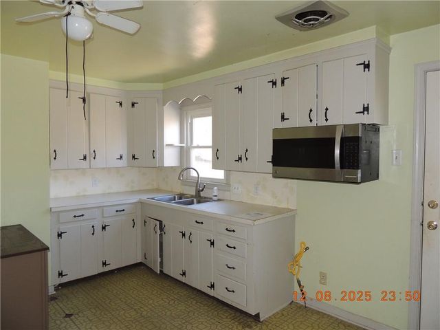 3228 S Cedar Avenue, Independence, MO 64052