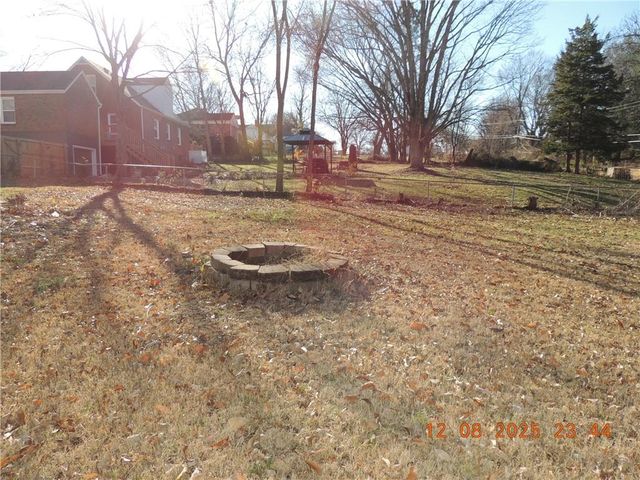 3228 S Cedar Avenue, Independence, MO 64052