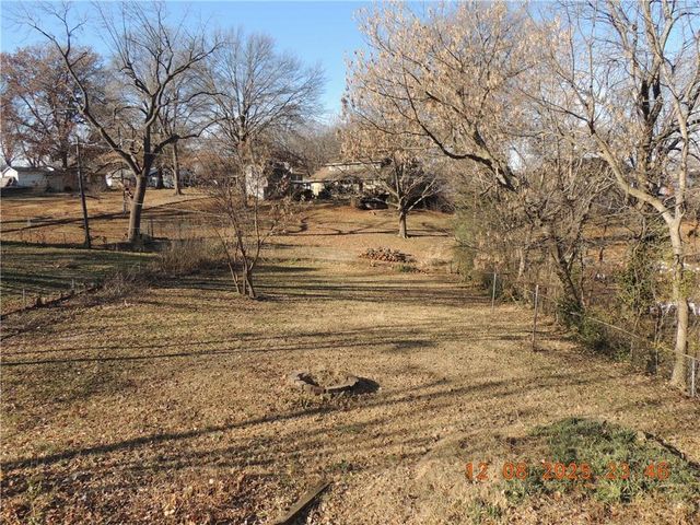 3228 S Cedar Avenue, Independence, MO 64052