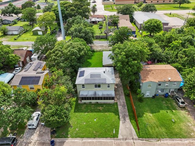 613 13th Street N, Texas City, TX 77590