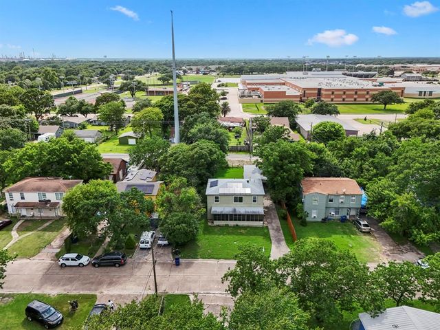 613 13th Street N, Texas City, TX 77590