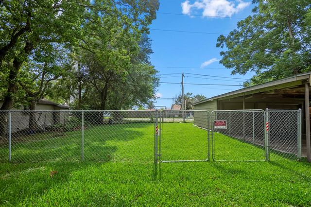 613 13th Street N, Texas City, TX 77590