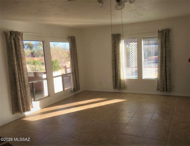 295 W Placita De Los Anillos, Green Valley, AZ 85614