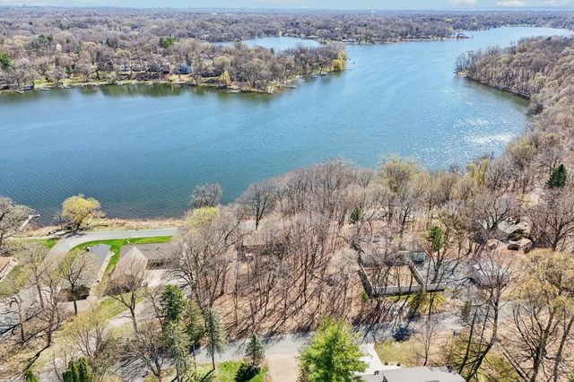 6679 Mohawk Drive, Chanhassen, MN 55317