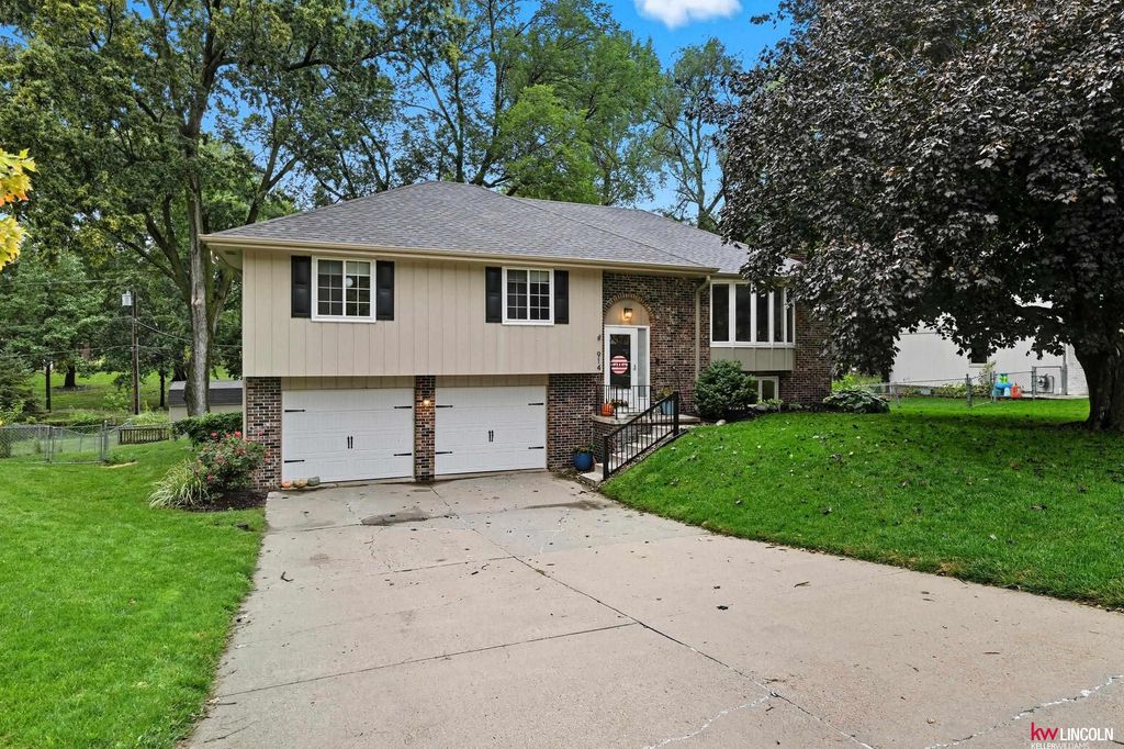 914 S 216 Street, Omaha, NE 68022