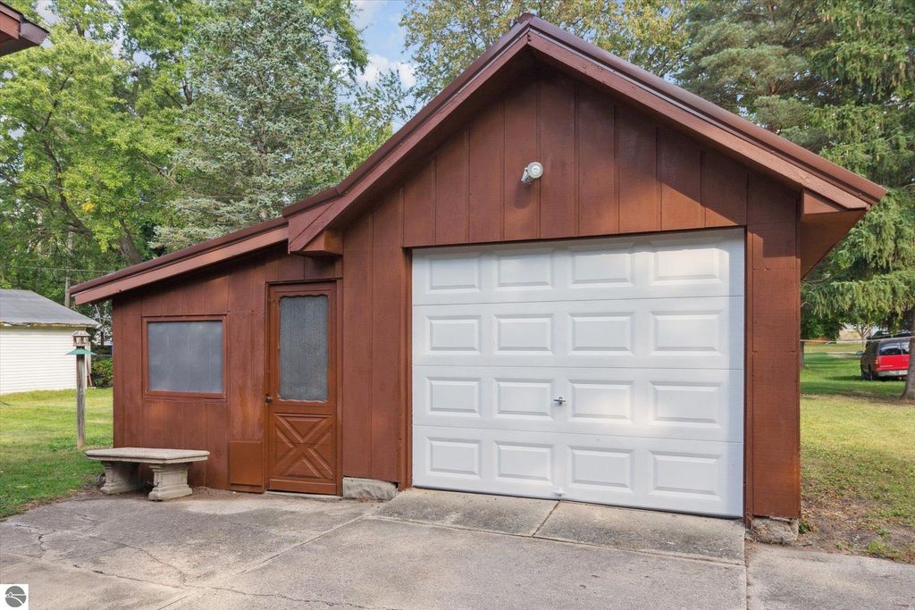 Image 18 of property listing at 131 Moyer Avenue, Alma, MI 48801