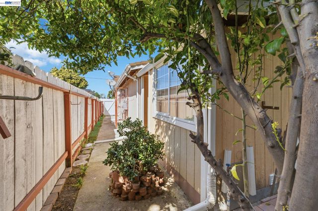 266 Jerilynn Ln, Hayward, CA 94541