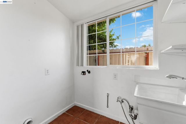 266 Jerilynn Ln, Hayward, CA 94541