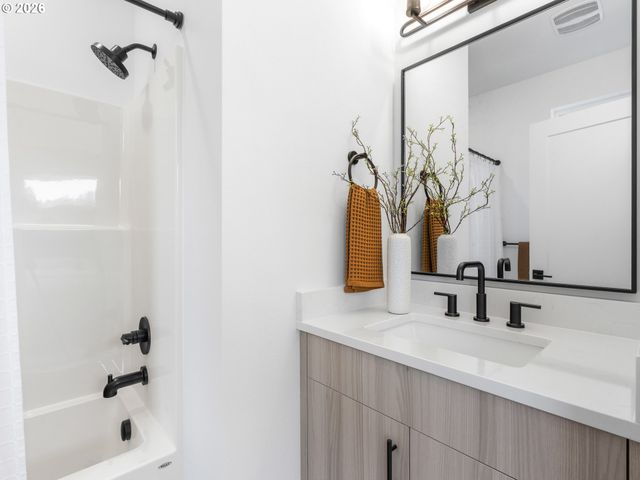 9223 N Seneca St, Portland, OR 97203