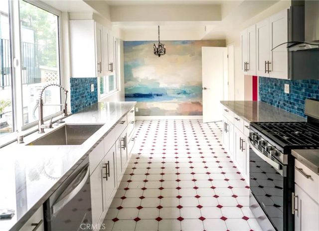 5226 Los Diegos Way, Los Angeles, CA 90027