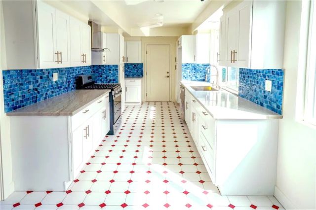 5226 Los Diegos Way, Los Angeles, CA 90027