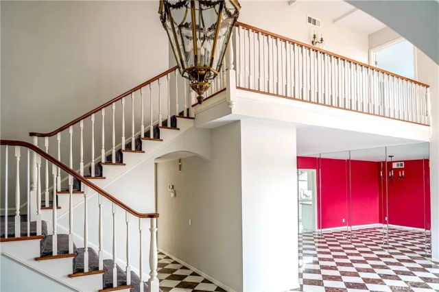5226 Los Diegos Way, Los Angeles, CA 90027