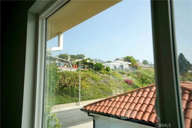 5226 Los Diegos Way, Los Angeles, CA 90027