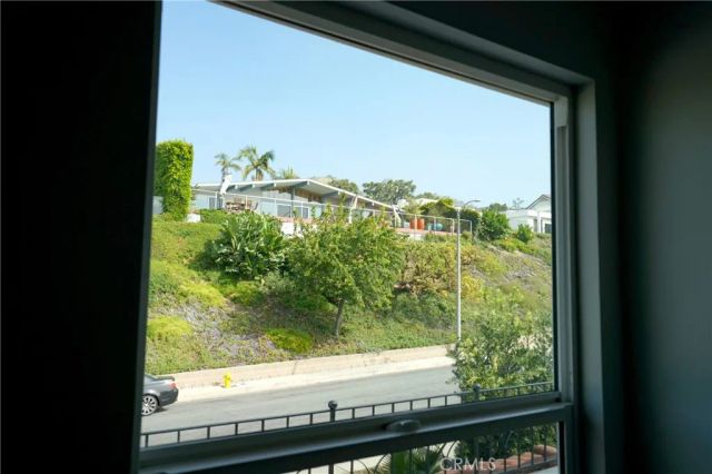 5226 Los Diegos Way, Los Angeles, CA 90027