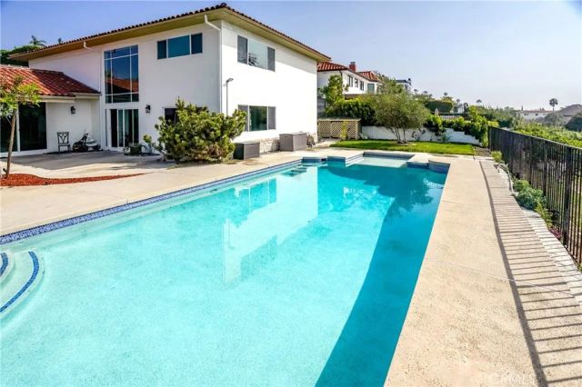 5226 Los Diegos Way, Los Angeles, CA 90027