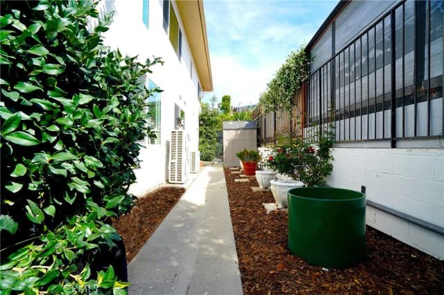 5226 Los Diegos Way, Los Angeles, CA 90027