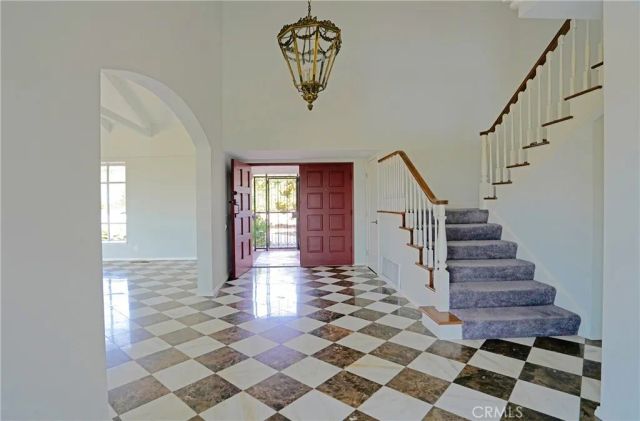 5226 Los Diegos Way, Los Angeles, CA 90027
