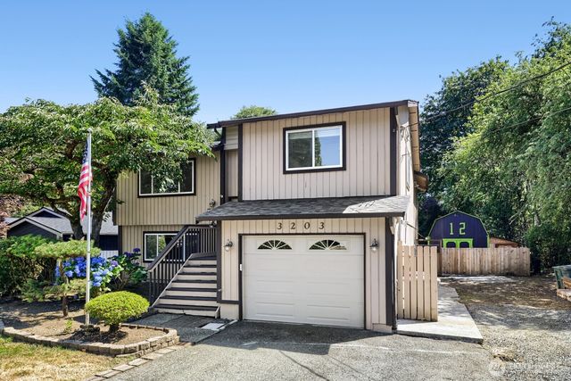 3203 NE 195th St, Lake Forest Park, WA 98155