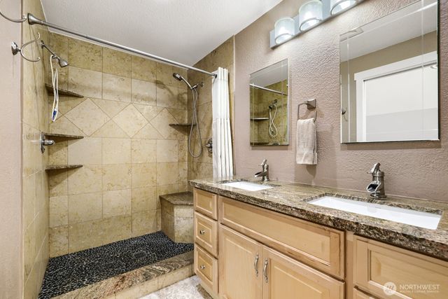 3203 NE 195th St, Lake Forest Park, WA 98155