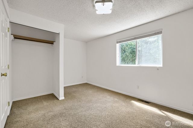 3203 NE 195th St, Lake Forest Park, WA 98155