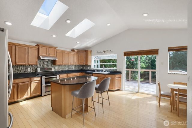 3203 NE 195th St, Lake Forest Park, WA 98155