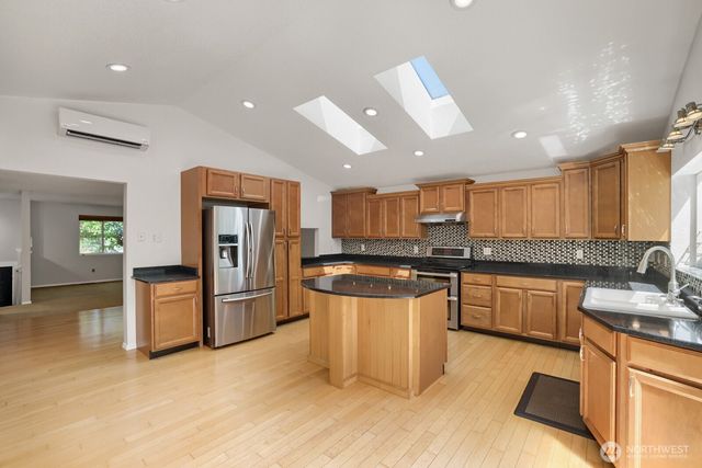 3203 NE 195th St, Lake Forest Park, WA 98155