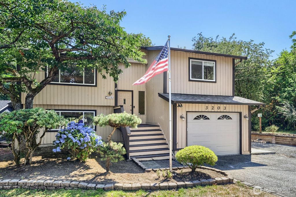 3203 NE 195th St, Lake Forest Park, WA 98155