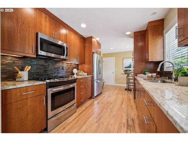11820 Sw FOOTHILL Dr, Portland, OR 97225