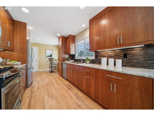 11820 Sw FOOTHILL Dr, Portland, OR 97225
