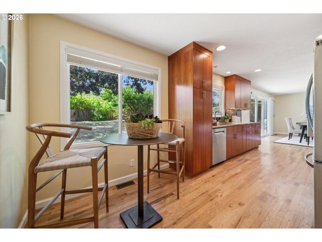 11820 Sw FOOTHILL Dr, Portland, OR 97225