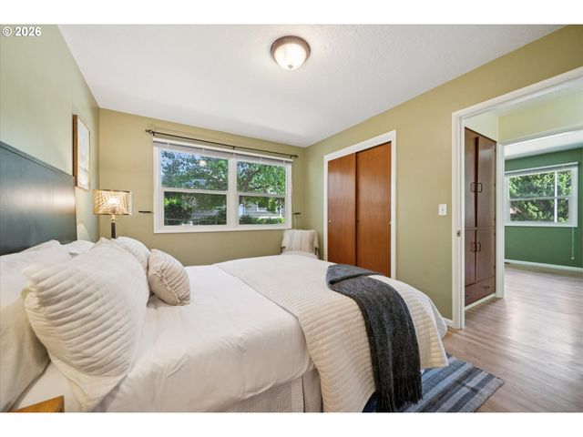 11820 Sw FOOTHILL Dr, Portland, OR 97225
