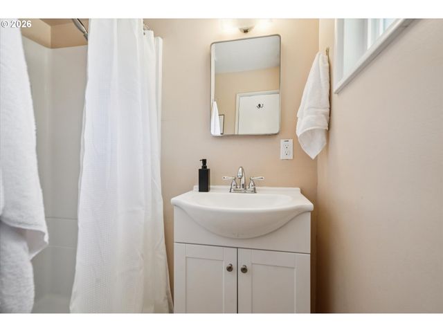 11820 Sw FOOTHILL Dr, Portland, OR 97225