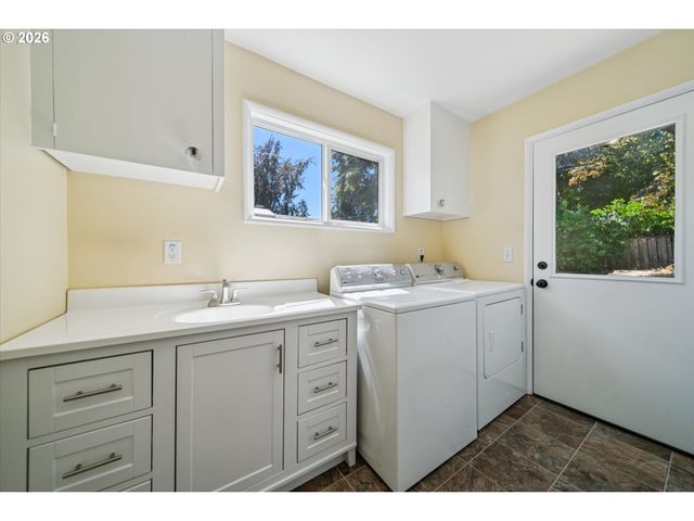 11820 Sw FOOTHILL Dr, Portland, OR 97225