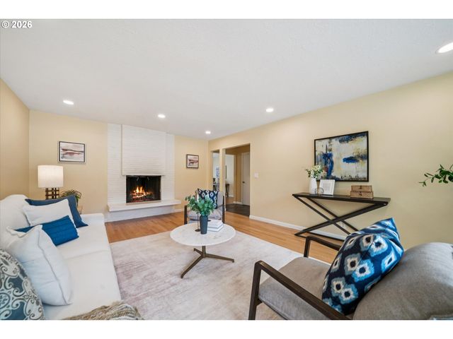 11820 Sw FOOTHILL Dr, Portland, OR 97225